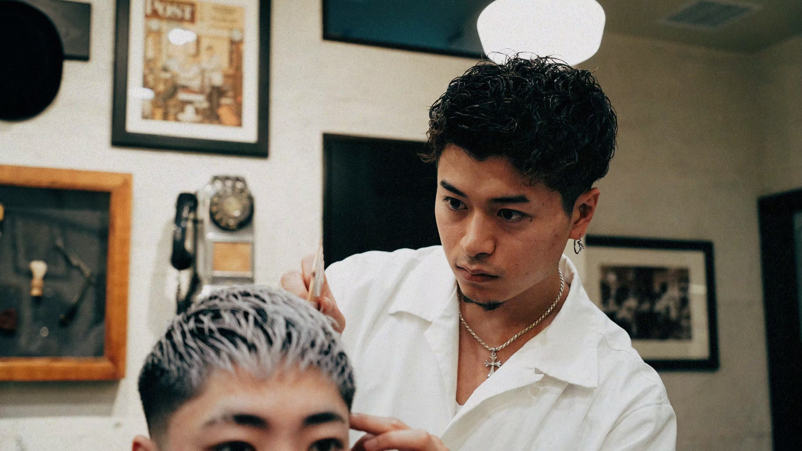 アイロン パーマ 理容師、美容師× ２本 忙しい男の味方！セット超時短アイロンパーマを解説します！｜コラム