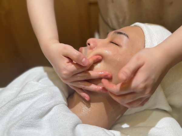 フェイシャルマッサージで顔も気分も軽く♪