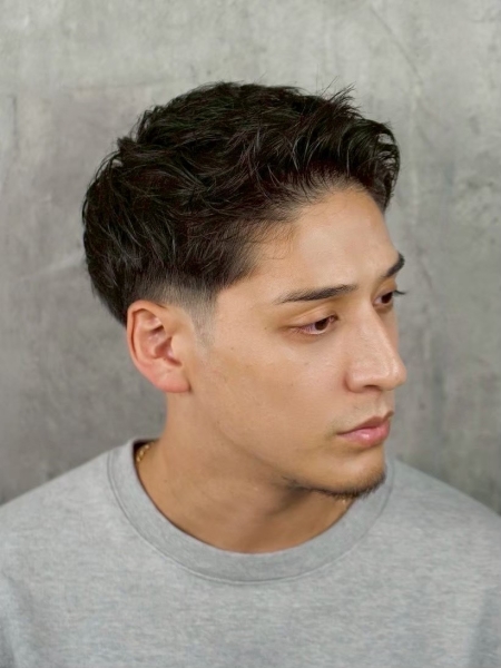清潔感と色気を両立。フェード×ニュアンスパーマ