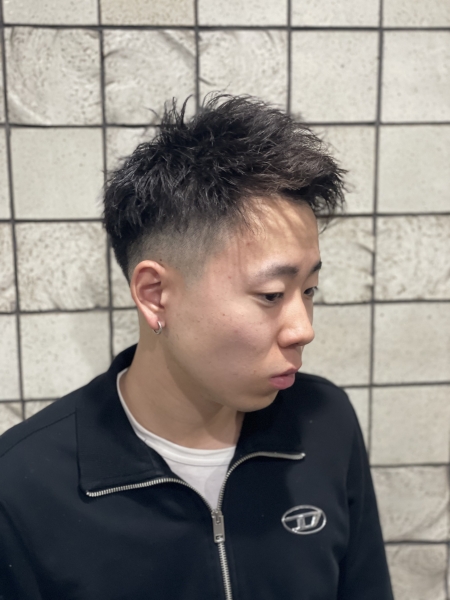 ツイストパーマ×アップバングで男らしく、清潔感もプラス