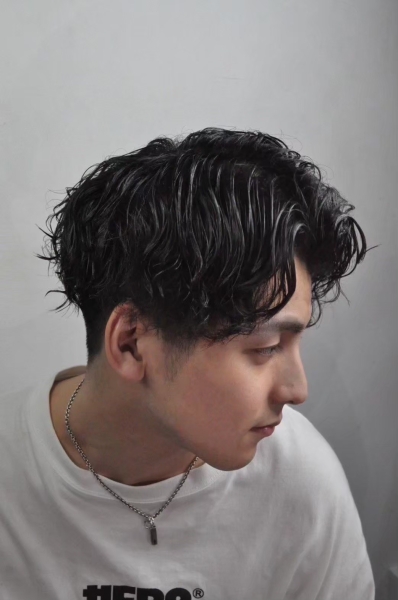 經典又帶有現代感的質感燙男士髮型