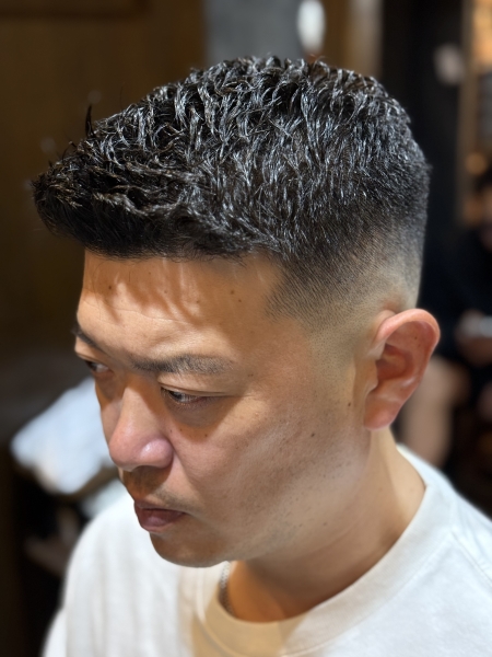 秋の大人スタイルは“緩パン×スキンフェード”