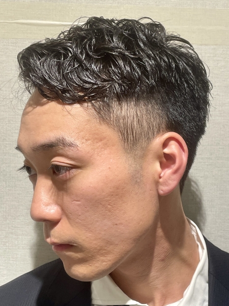 パーマ感残しつつツーブロックでスッキリと