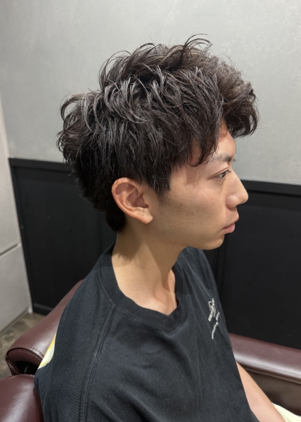朝のセットが決まりやすいメンズパーマ