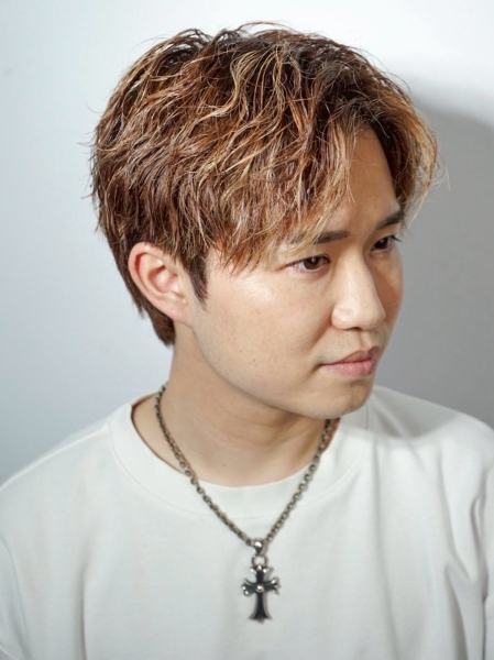 色で差がつく。ハイトーン×センターパート