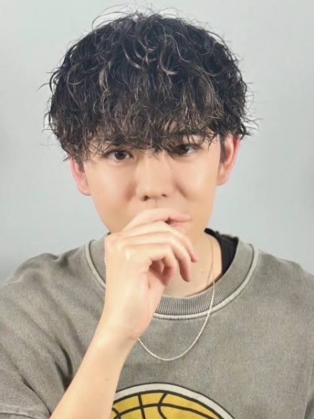 【冬のメンズヘアオイル活用術。乾燥から髪を守る最強アイテム】