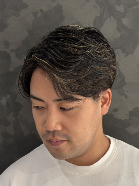 フェザーパーマとメッシュで夏のイメチェン