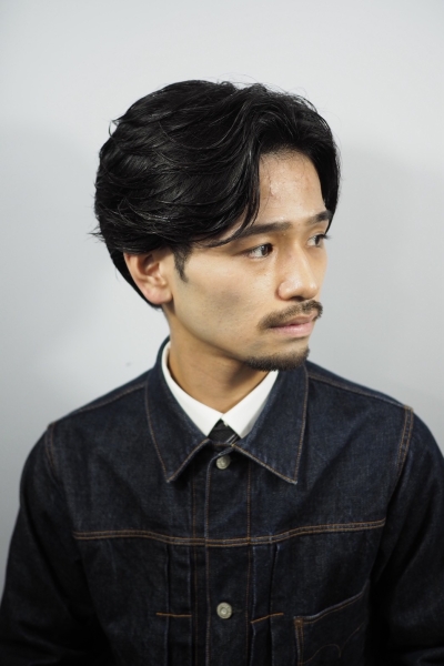 自然な動きで魅せる“大人の余裕”センターパートパーマ