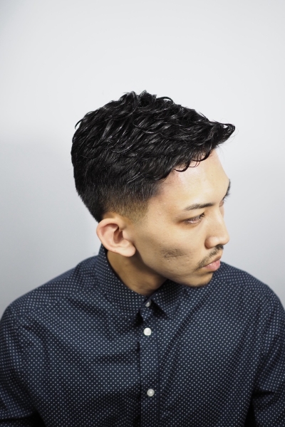 王道フェード×アイロンパーマでつくる“大人の色気”スタイル