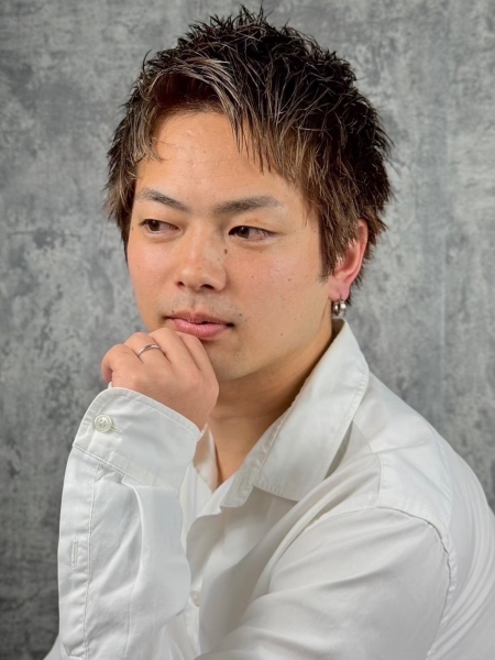 スパイキーショートで作る男らしい立ち上がり