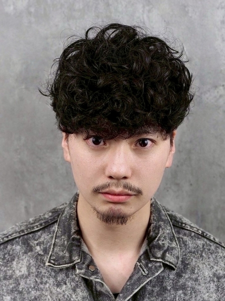 大人男子に人気！スパイラルパーマでつくる立体シルエット