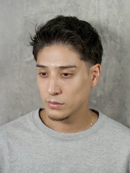 清潔感と男らしさを引き出すアップバング