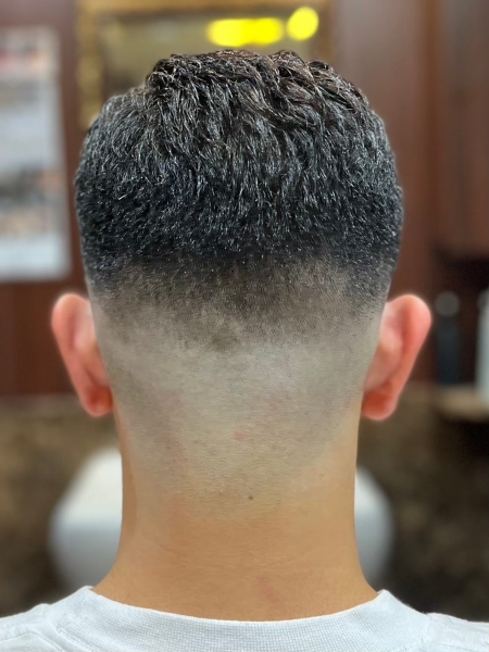 清潔感と色気を両立。スキンフェード×アイロンパーマの新定番