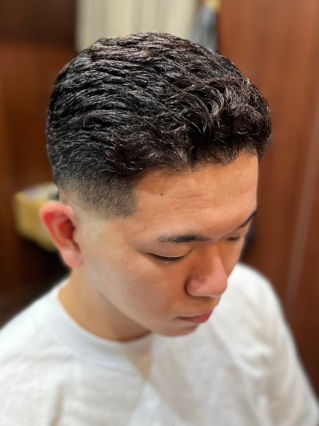 秋は艶で魅せる。スキンフェード×アイロンパーマの完成形