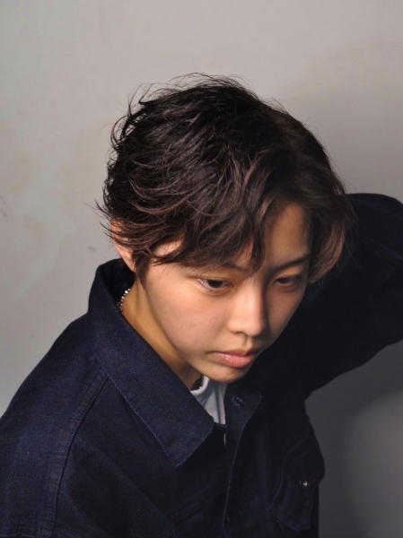 清潔感と抜け感を両立！秋のフェザーパーマ