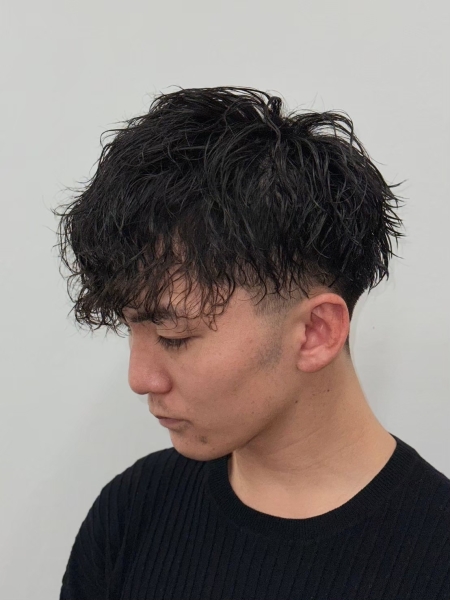 秋の雰囲気を纏う。スパイラルパーマで魅せる大人メンズ