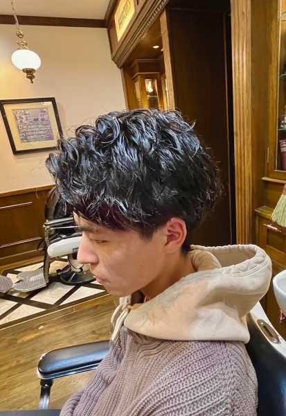 清潔感も色気も。大人のスパイラルパーマ