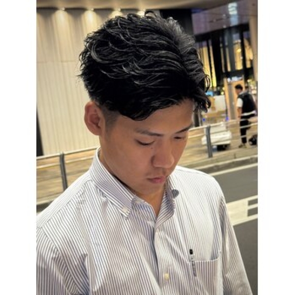 軽やかさと動きを出す“フェザーパーマ”