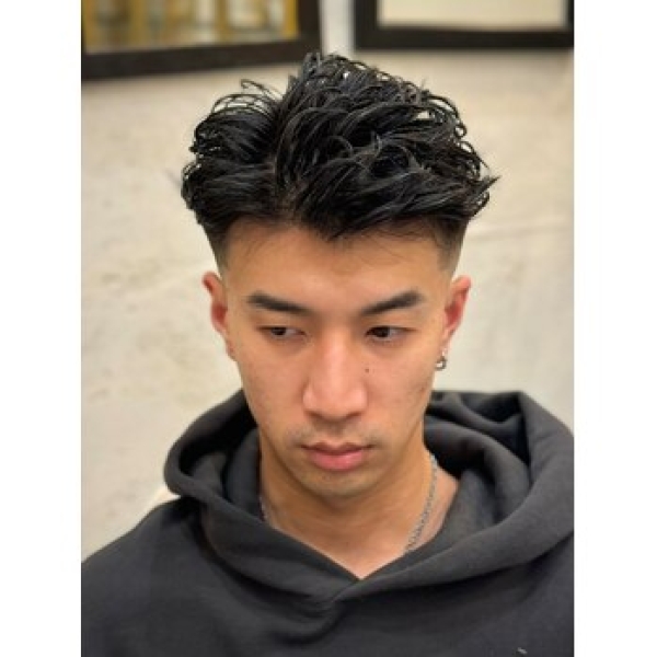 立体感と清潔感を演出する“73バックパーマ”