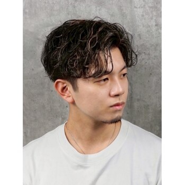 色気と品のある“こなれ感”をつくる 大人のスパイラルパーマ