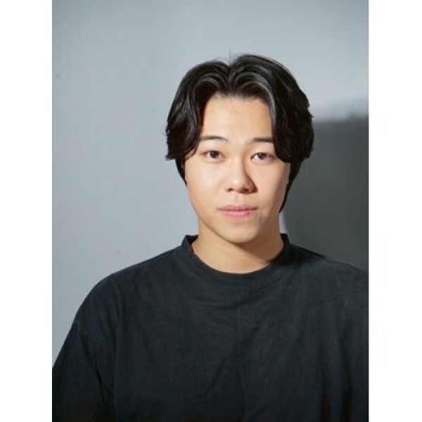 清潔感と大人の余裕を両立する  ナチュラルセンターパートスタイル