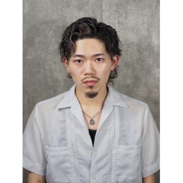 長めスパイラルウルフで色気を演出