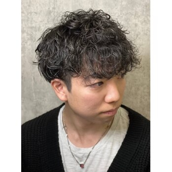 動きと立体感が抜群の“ツイストスパイラルパーマ”