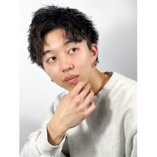 “抜け感×色気”をつくる 緩めツイストスパイラルで叶える大人カール