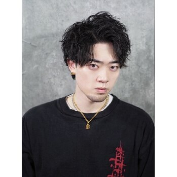 圧倒的な存在感。“ツイストスパイラルパーマ”で立体感のある大人ヘアに