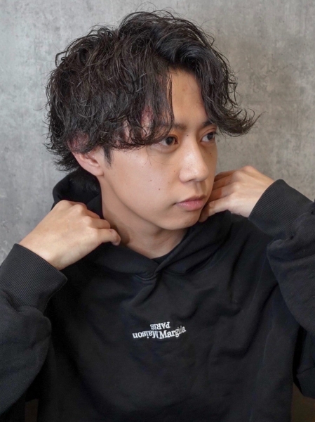 爽やかさと動きを両立！“波巻き前あげパーマ”