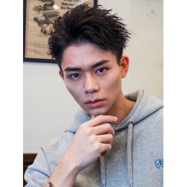 【大人の色気を引き出す“かきあげバング”で印象アップ】