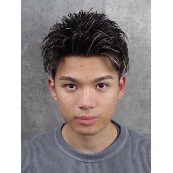 アクセントで差をつける“白メッシュアップバング”で印象チェンジ