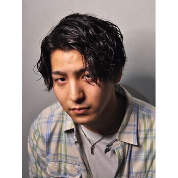 動きと柔らかさを両立。“緩めスパイラルパーマ”でラフな印象に