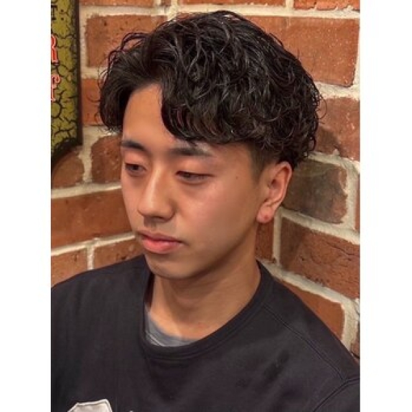 清潔感と知的さを両立する“ビジネスパーマ”