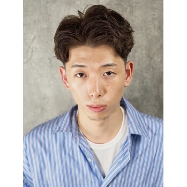 清潔感と大人の余裕を両立する  ナチュラルセンターパートスタイル