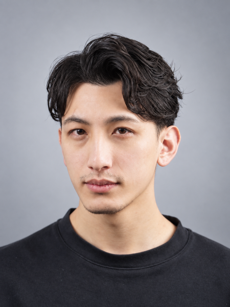 30代の垢抜けに黒髪センターパート