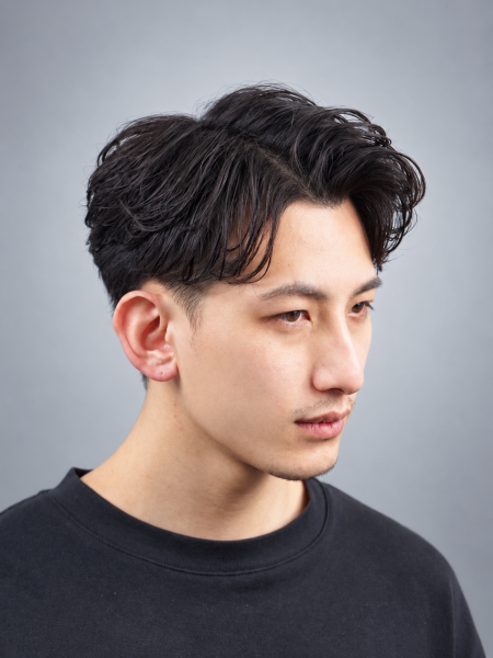 センターパートの毛流れをつくる朝のセット