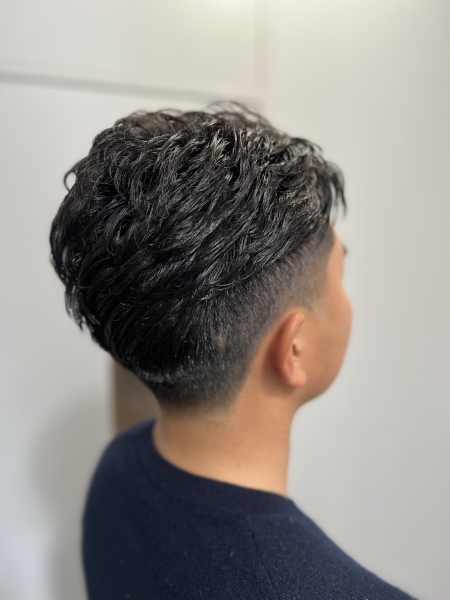 ビジネスもOKな爽やかパーマスタイル