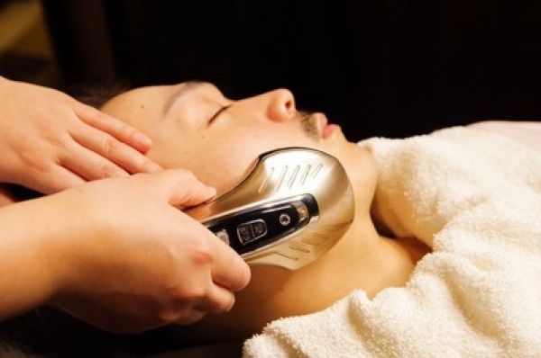 プロ仕様の美顔器「アリーヴォ」を体験