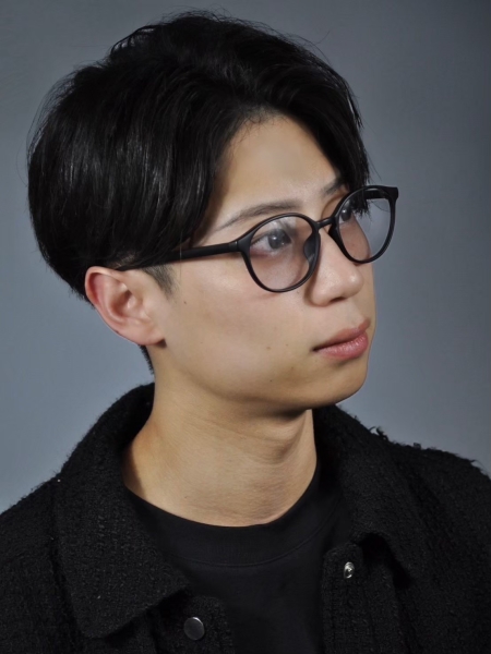 自然な抜け感を。センター分けマッシュスタイル