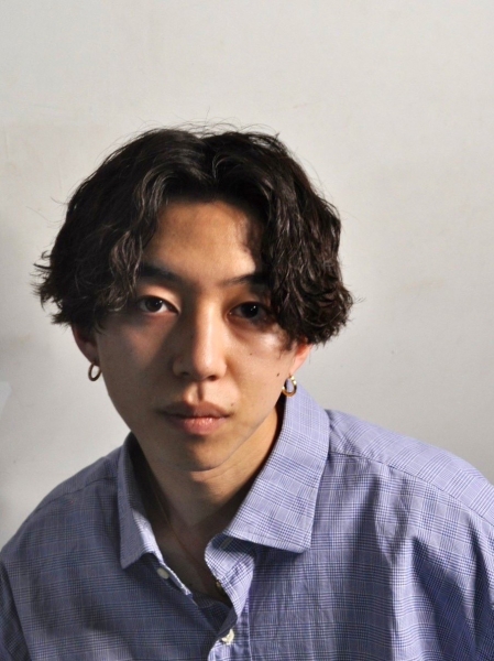 センターパートマッシュスタイル