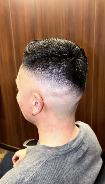 シャープさが際立つハイトーンフェードショート