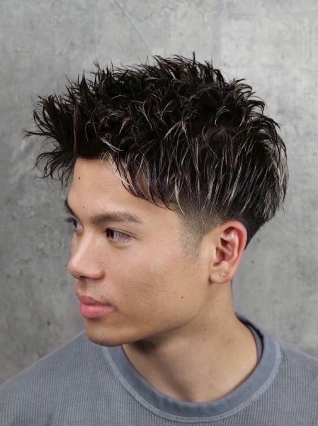 爽快感が際立つアップバングショート