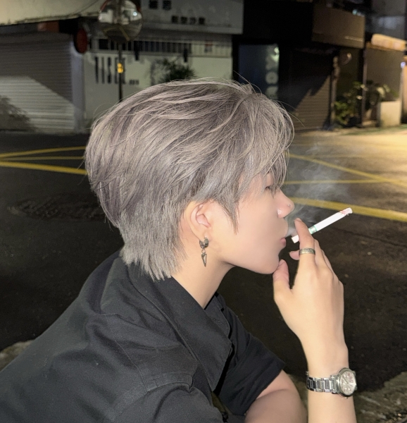 微分碎蓋搭配奶灰髮色