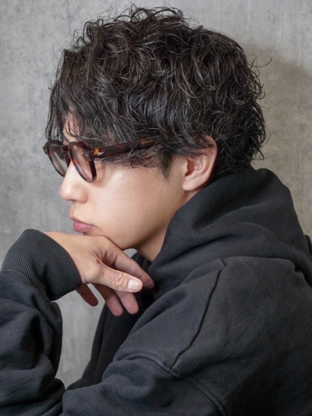 眼鏡男子にも似合うゆるパーマ
