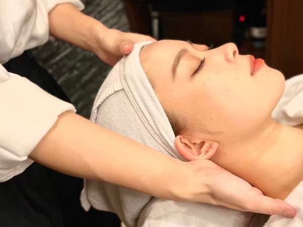 ネックリンパで肩・首スッキリケア