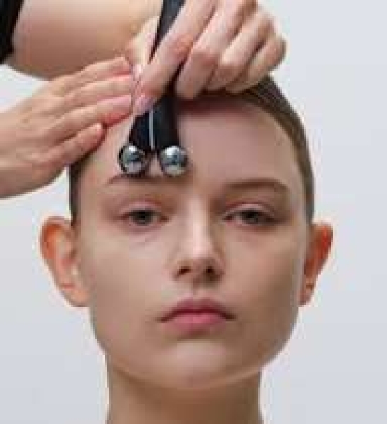 マンハッタンピーリフトEMSで若々しい目元へ