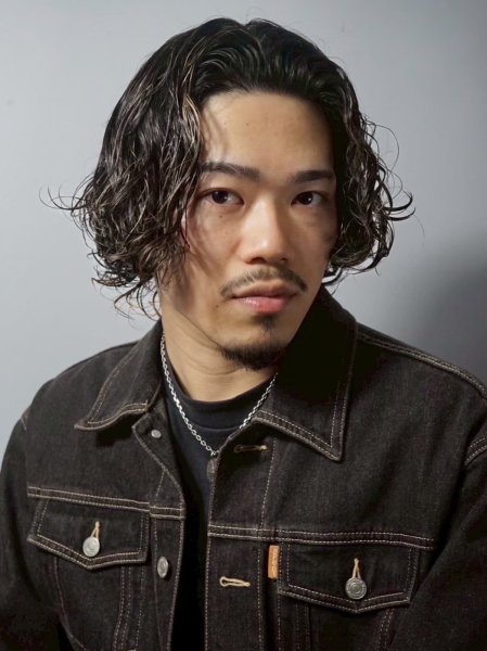 抜け感と色気を演出するサーフカール