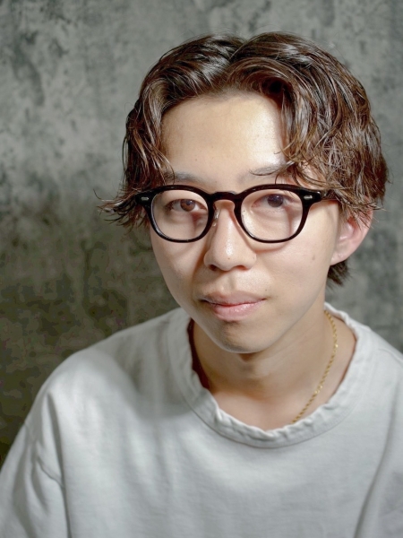 癖毛風センターパートで“自然体なのに色気”をプラス