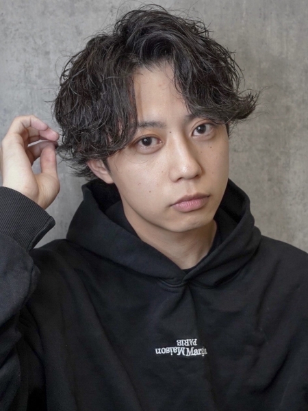 外はねセンターパートでつくる“大人の余裕”と洒落感